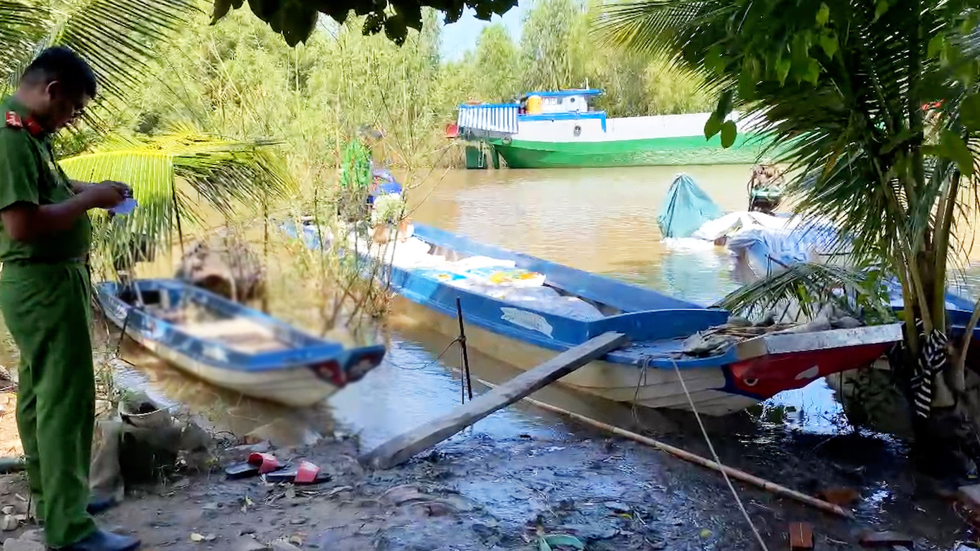 Phương tiện và tang vật lực lượng chức năng phát hiện bắt giữ. Ảnh: Nghiêm Túc. Phương tiện và tang vật lực lượng chức năng phát hiện bắt giữ. Ảnh: Nghiêm Túc.