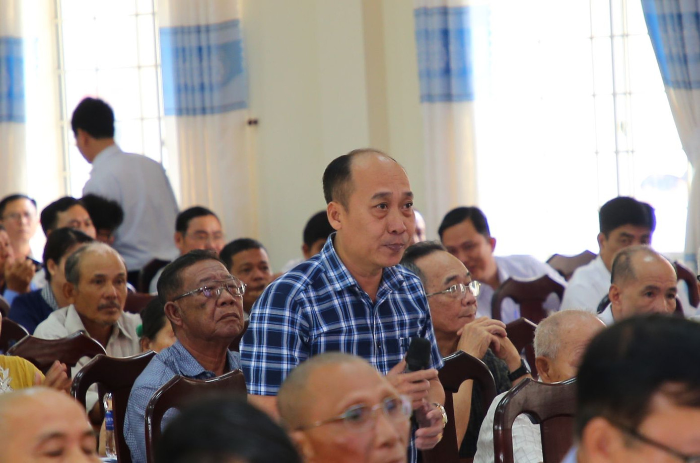 Cử tri Nguyễn Tuấn Sang nêu ý kiến tại buổi tiếp xúc.