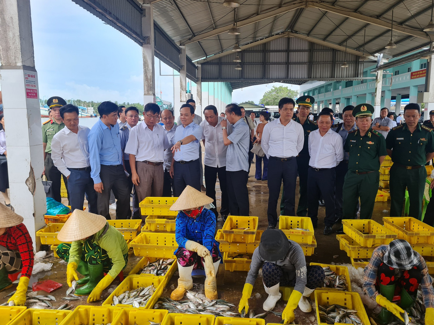 Phó Thủ tướng Trần Lưu Quang (thứ 4 từ trái sang) khảo sát thực tế tại Cảng cá Tắc Cậu (huyện Châu Thành, tỉnh Kiên Giang).