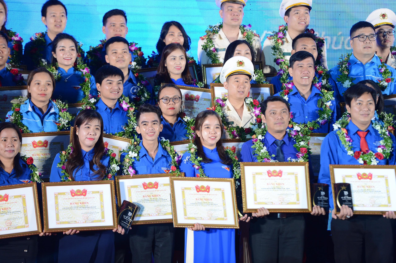 Chị Lưu Diễm Trang (thứ 2 bên trái, hàng đầu) nhận giải thưởng Lý Tự Trọng. Chị Lưu Diễm Trang (thứ 2 bên trái, hàng đầu) nhận giải thưởng Lý Tự Trọng.