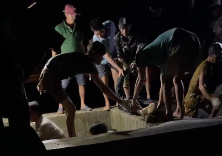 Thi thể ông M. được đưa lên bờ. Ảnh: CTV.