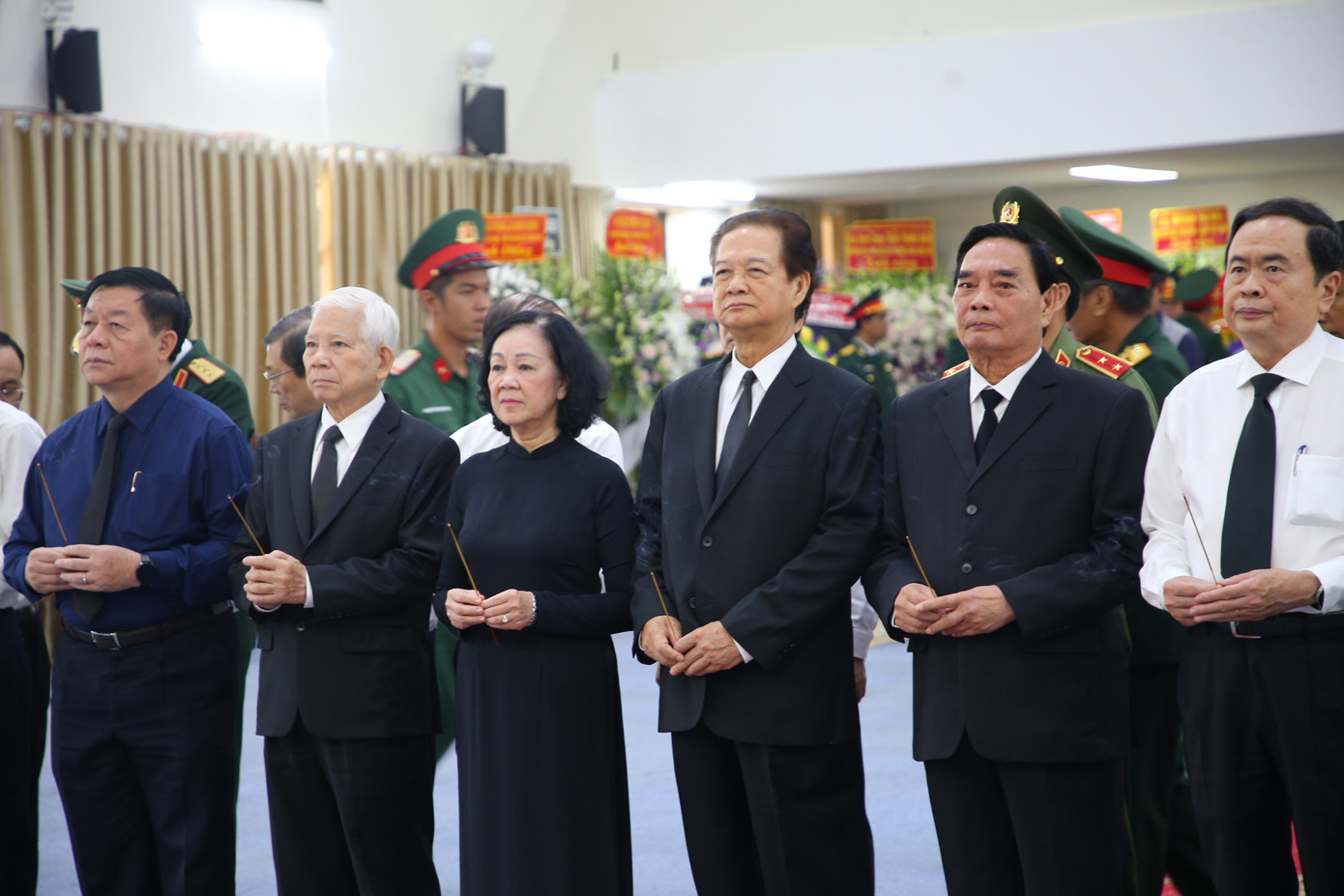 Đoàn Ban Chấp hành Trung ương Đảng do Ủy viên Bộ Chính trị, Thường trực Ban Bí thư, Trưởng ban Tổ chức Trung ương Trương Thị Mai dẫn đầu, vào viếng đồng chí Lê Phước Thọ và chia buồn cùng gia quyến. Ảnh: PV.