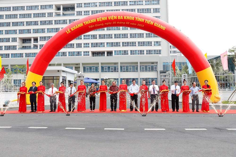 Lãnh đạo tỉnh Tiền Giang thực hiện nghi thức cắt băng khánh thành. Lãnh đạo tỉnh Tiền Giang thực hiện nghi thức cắt băng khánh thành.