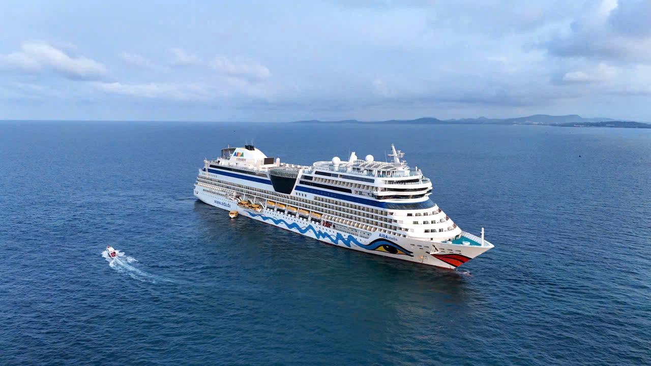 Tàu AIDAstella chở trên 2.130 và hơn 600 thành viên thủy thủy đoàn cập cảng hành khách quốc tế Phú Quốc. Tàu AIDAstella chở trên 2.130 và hơn 600 thành viên thủy thủy đoàn cập cảng hành khách quốc tế Phú Quốc.