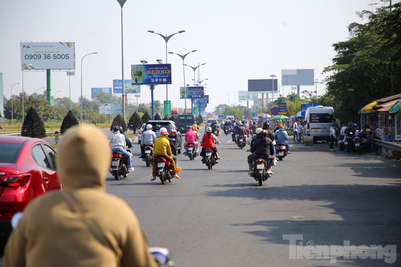 Anh Lê Thanh Tuấn (ngụ tỉnh Cà Mau) cho biết, sáng nay, anh và vợ đã xuất phát từ rất sớm bằng xe máy để di chuyển về TPHCM, với hy vọng tránh được tình trạng ùn tắc vào giờ cao điểm. Theo anh Tuấn, đây không phải là lần đầu gia đình anh thực hiện hành trình di chuyển bằng xe máy giữa TPHCM và quê nhà. "Chúng tôi thường chọn đi sớm để tránh các tuyến đường bị ùn tắc. Mặc dù hành trình khá dài, nhưng chúng tôi đã quen với quãng đường này," anh Tuấn chia sẻ.