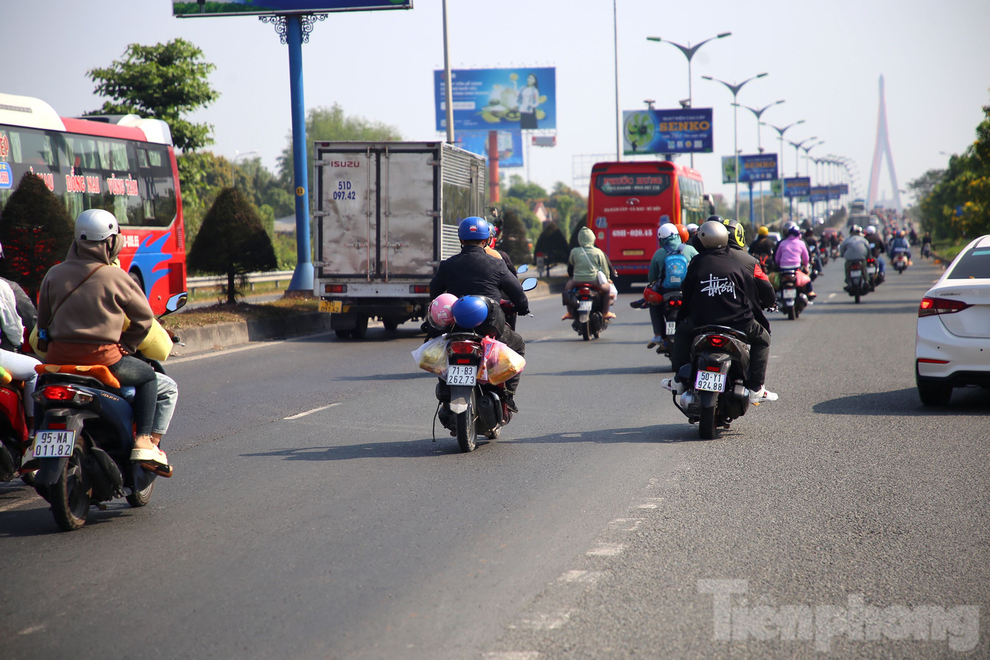 Dự kiến, từ trưa đến chiều tối nay, lượng phương tiện di chuyển trên tuyến Quốc lộ 1 đổ về TPHCM sẽ tiếp tục tăng cao. Ảnh: Nhật Huy.