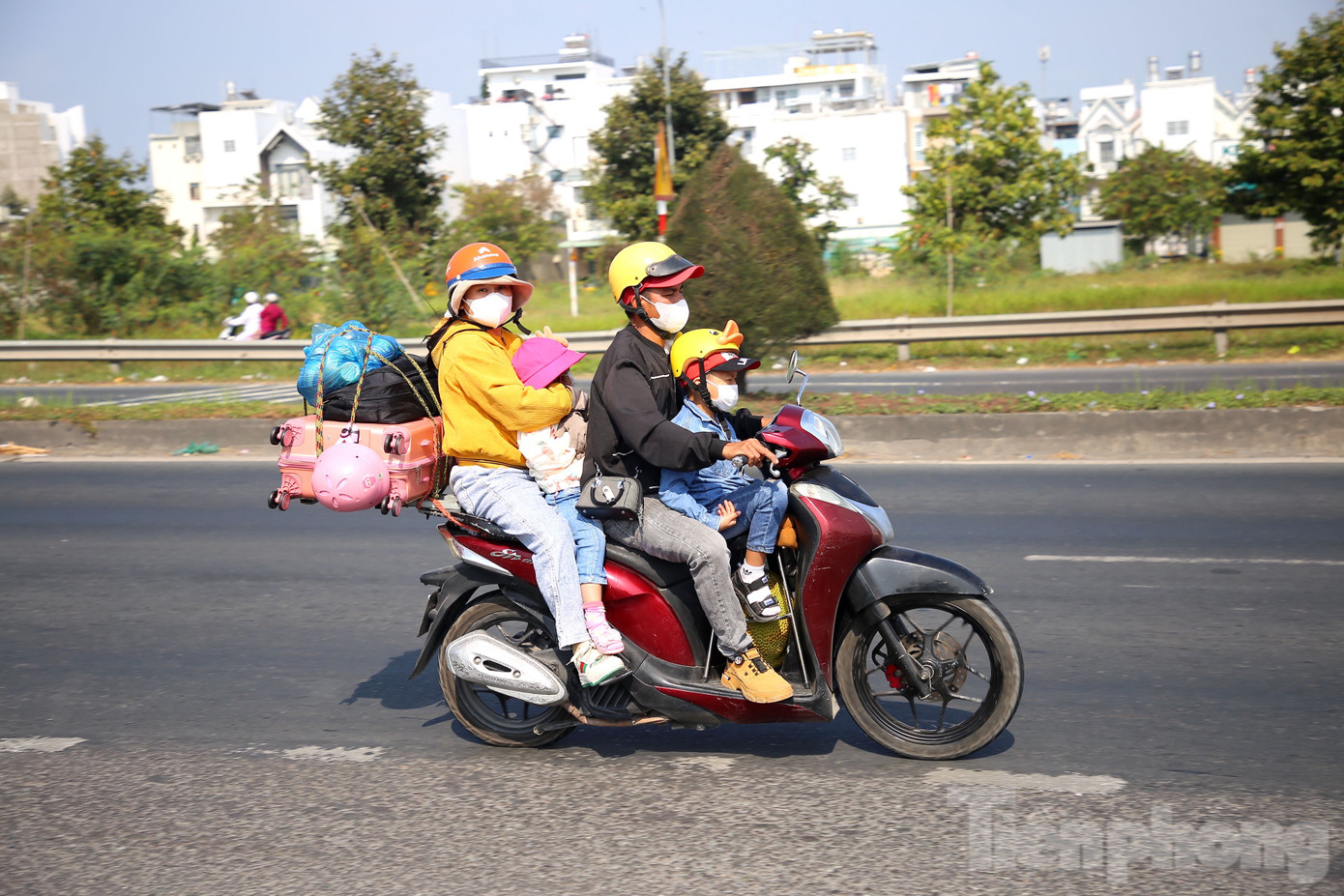 Sau kỳ nghỉ Tết, nhiều gia đình lỉnh kỉnh đồ đạc quay lại TPHCM và các tỉnh Đông Nam Bộ.