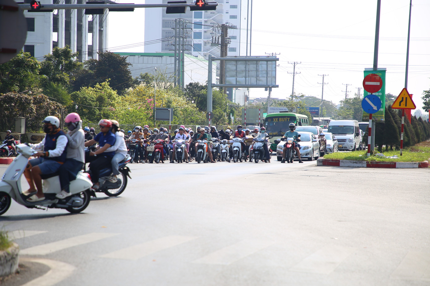 Khu vực nút giao IC3 (quận Cái Răng, thành phố Cần Thơ) hướng về cầu Cần Thơ dòng xe mỗi lúc một đông.