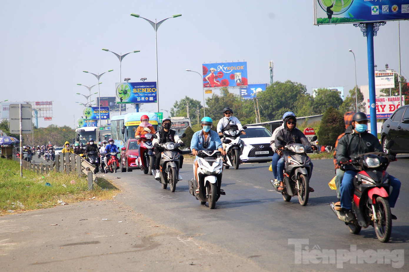 Các phương tiện giao thông bắt đầu ùn ùn đổ về TPHCM sau kì nghỉ Tết Nguyên đán