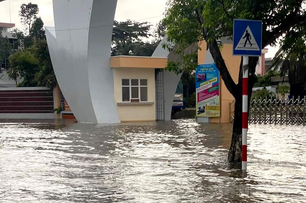 Mưa lớn kéo dài suốt đêm ảnh hưởng đến việc đi lại của người dân. Mưa lớn kéo dài suốt đêm ảnh hưởng đến việc đi lại của người dân.