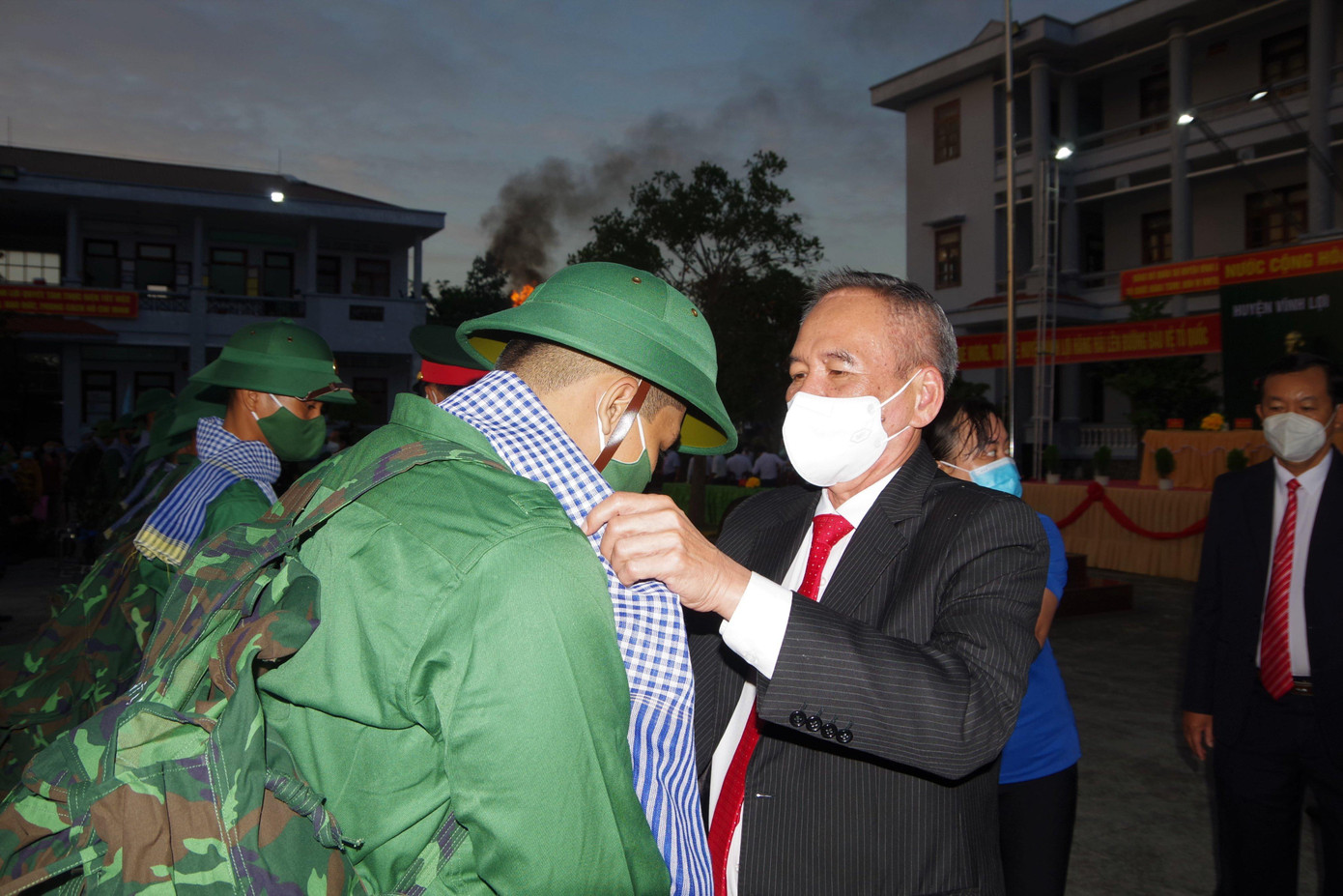 Ông Lữ Văn Hùng - Bí Thư tỉnh uỷ Bạc Liêu thăm hỏi, động viên các tân binh tại lễ giao nhận quân.