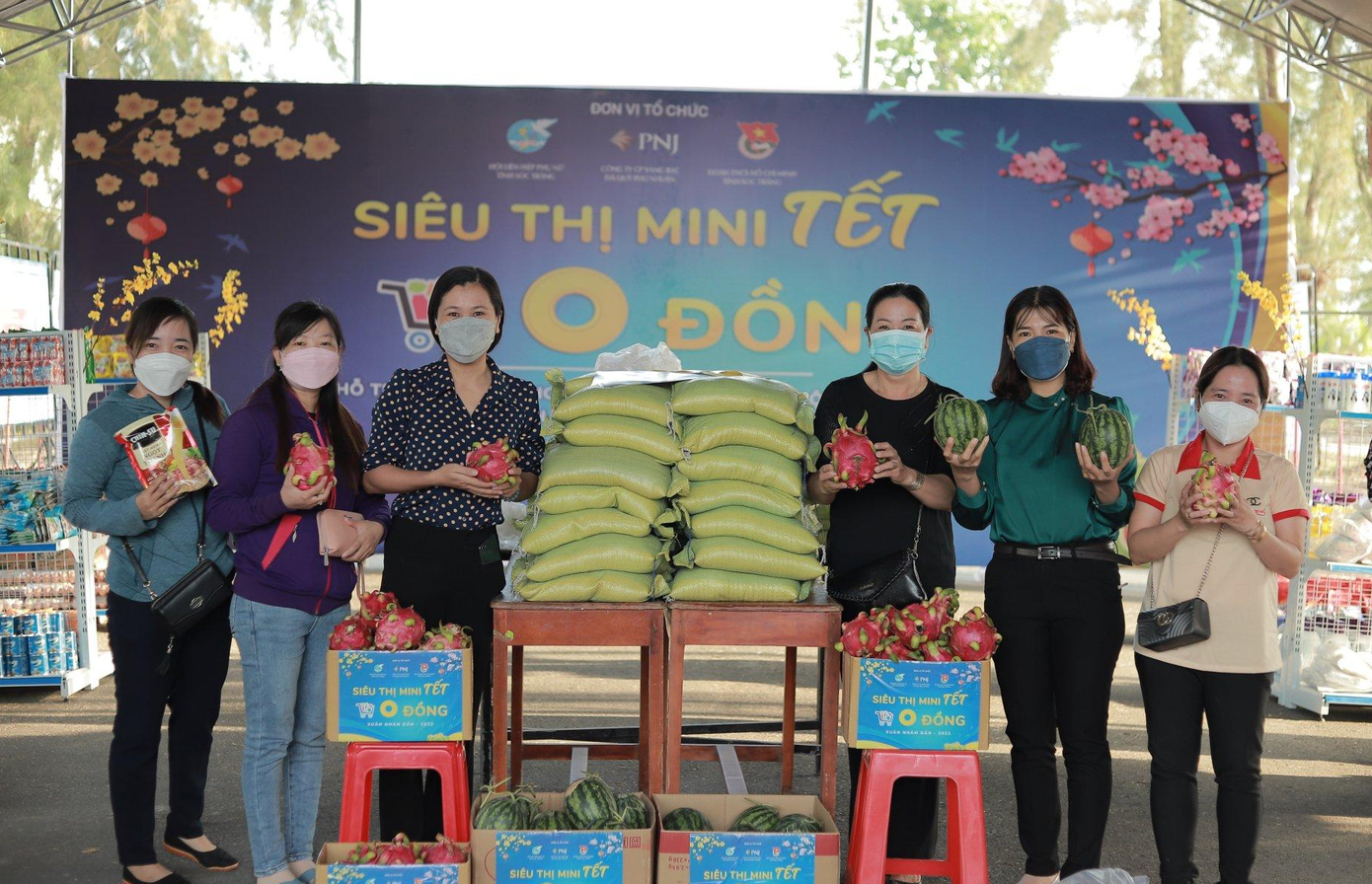 'Siêu thị mini Tết 0 đồng' được mở cửa trong 3 ngày (14 - 16/1/2022). 'Siêu thị mini Tết 0 đồng' được mở cửa trong 3 ngày (14 - 16/1/2022).