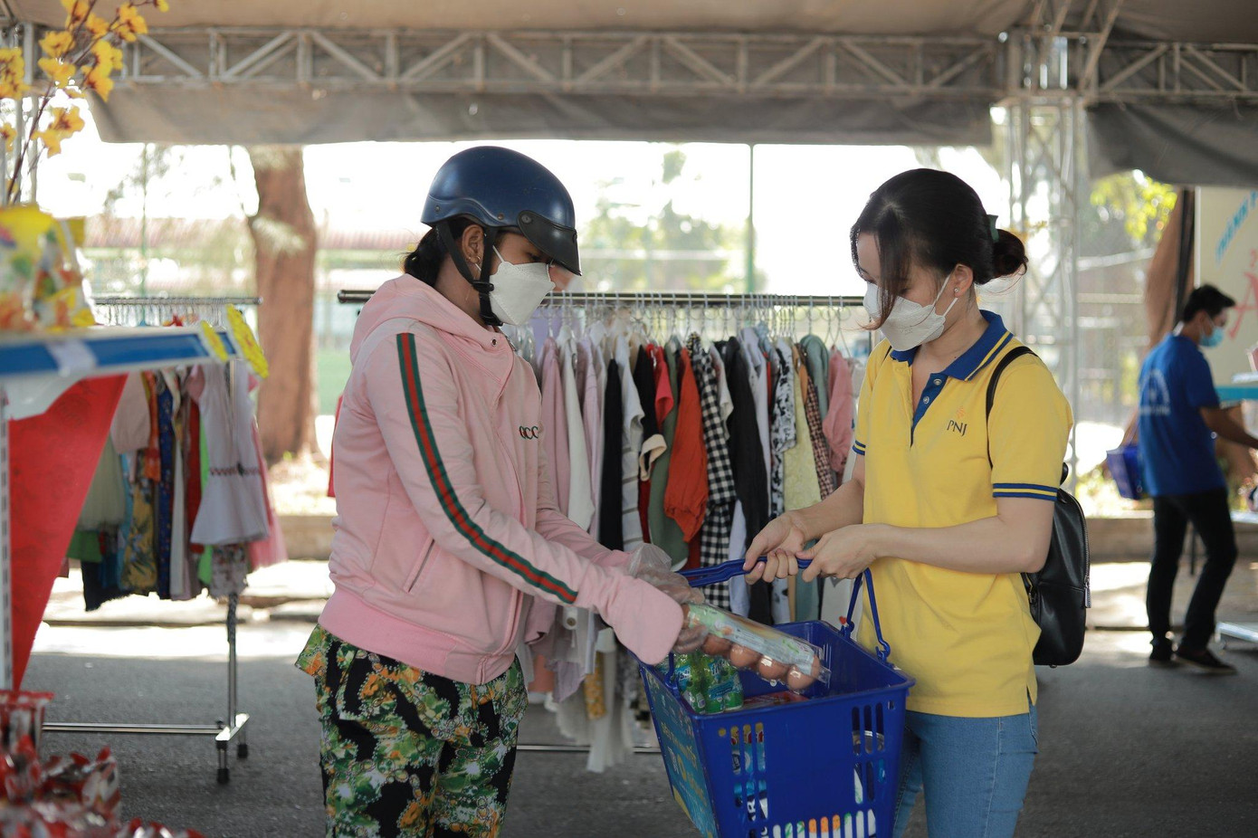 Người dân đến mua sắm tại siêu thị mini Tết 0 đồng tại TP. Sóc Trăng. Người dân đến mua sắm tại siêu thị mini Tết 0 đồng tại TP. Sóc Trăng.