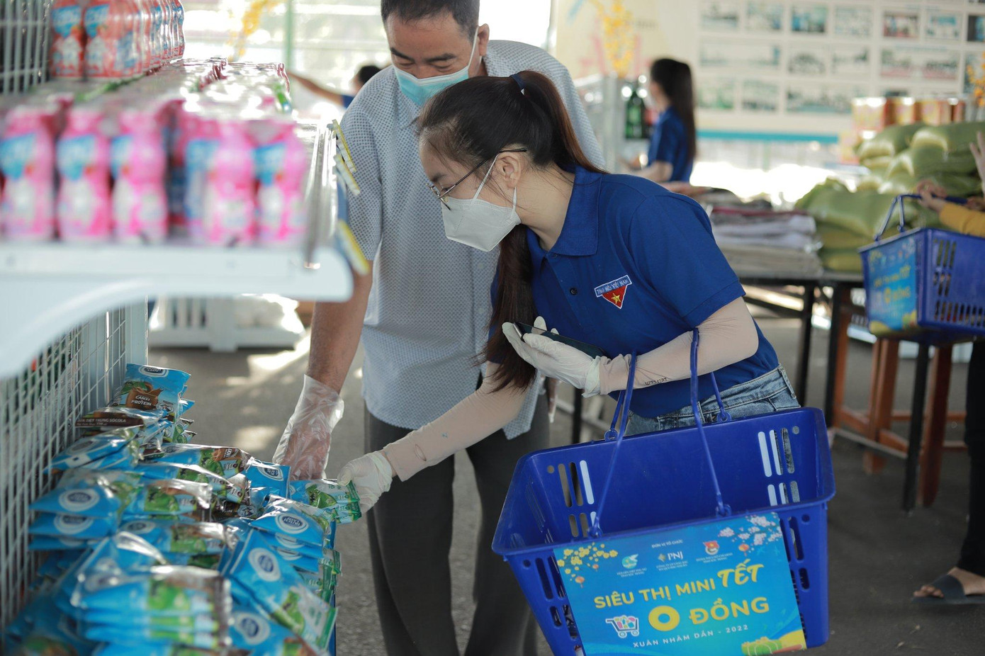 Người dân đến mua sắm tại siêu thị mini Tết 0 đồng tại TP. Sóc Trăng. Người dân đến mua sắm tại siêu thị mini Tết 0 đồng tại TP. Sóc Trăng.