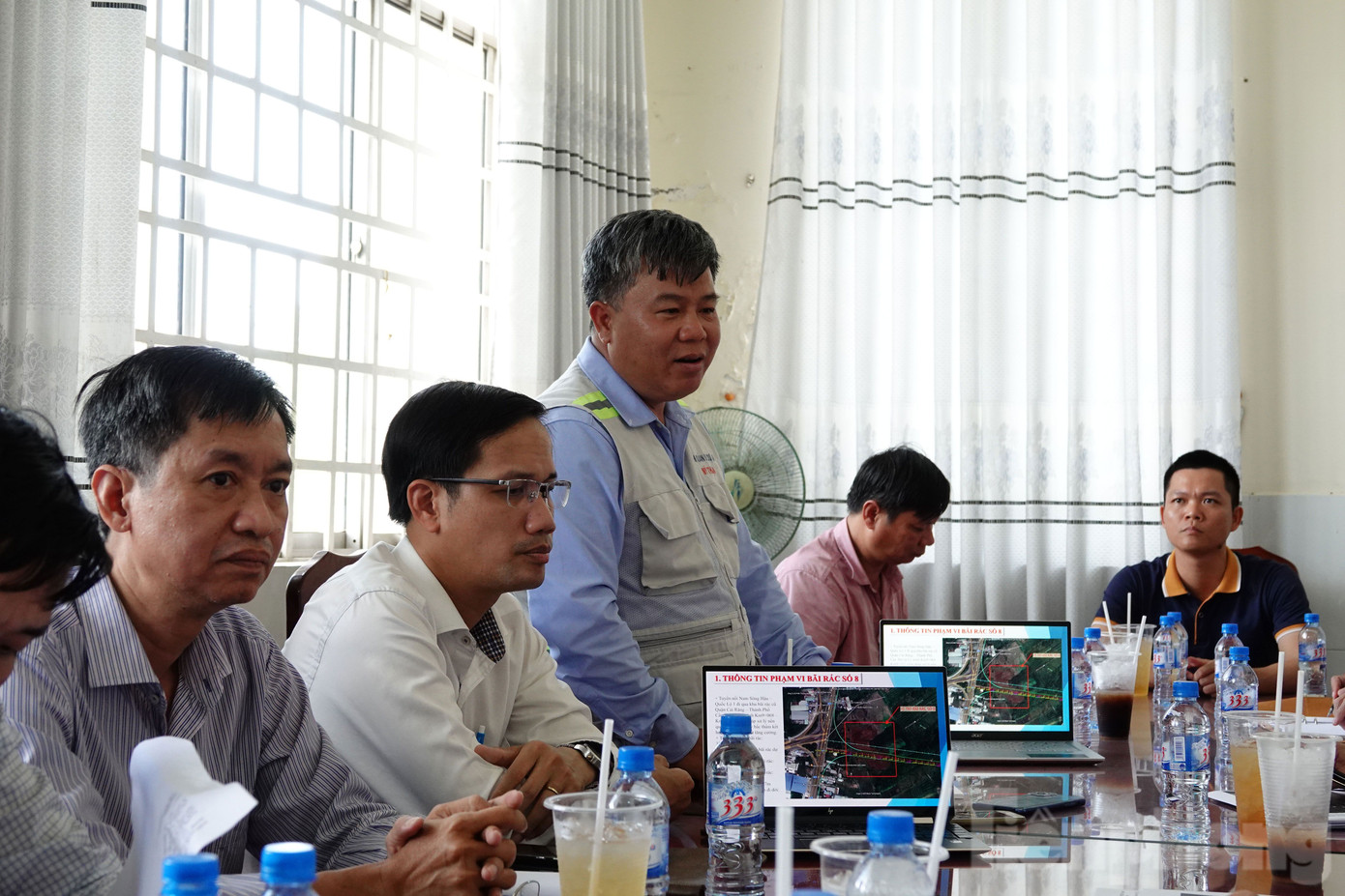 Ông Bùi Quốc Quân - Giám đốc dự án điều hành cao tốc Cần Thơ - Hậu Giang (Ban quản lý dự án Mỹ Thuận) báo cáo tiến độ tại buổi làm việc với lãnh đạo UBND TP. Cần Thơ. Ảnh: Nhật Huy Ông Bùi Quốc Quân - Giám đốc dự án điều hành cao tốc Cần Thơ - Hậu Giang (Ban quản lý dự án Mỹ Thuận) báo cáo tiến độ tại buổi làm việc với lãnh đạo UBND TP. Cần Thơ. Ảnh: Nhật Huy