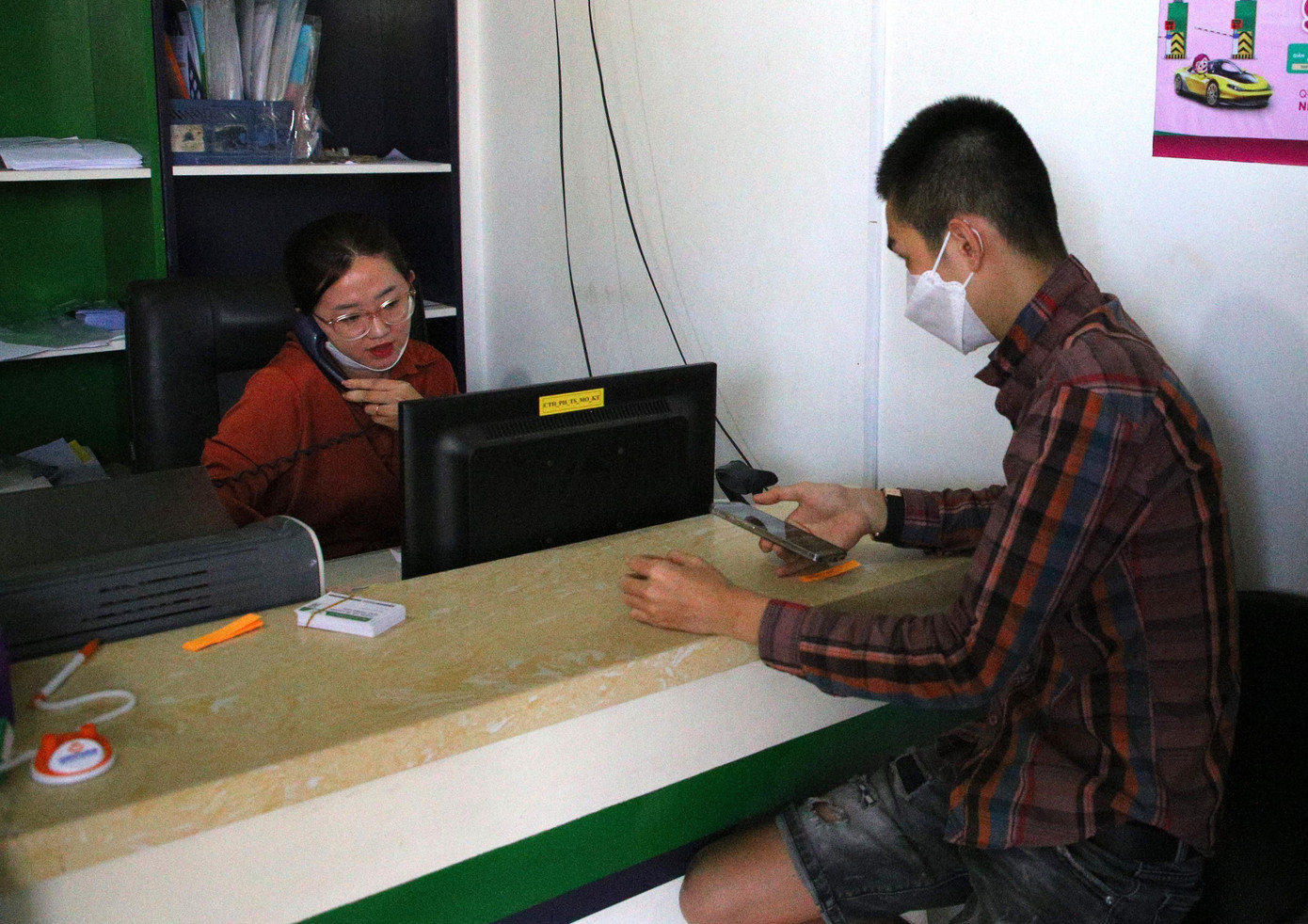 Tài xế Huỳnh Thanh Sáng – ngụ tỉnh Cà Mau cho biết, sáng nay anh đến điểm đăng ký ETC tại Cà Mau nhưng nhân viên báo hết thẻ nên chạy xe lên Cần Thơ để đăng ký. "Tôi có nghe nói sau ngày 1/8, người dân không thực hiện sẽ bị phạt nên tôi đi đăng ký dịch vụ này ngay. Việc đăng ký ETC rất tiện lợi, không phải trả tiền thủ công; qua trạm nhanh chóng, không có cảnh chờ đợi xảy ra ùn tắc giao thông", anh Sáng nói.