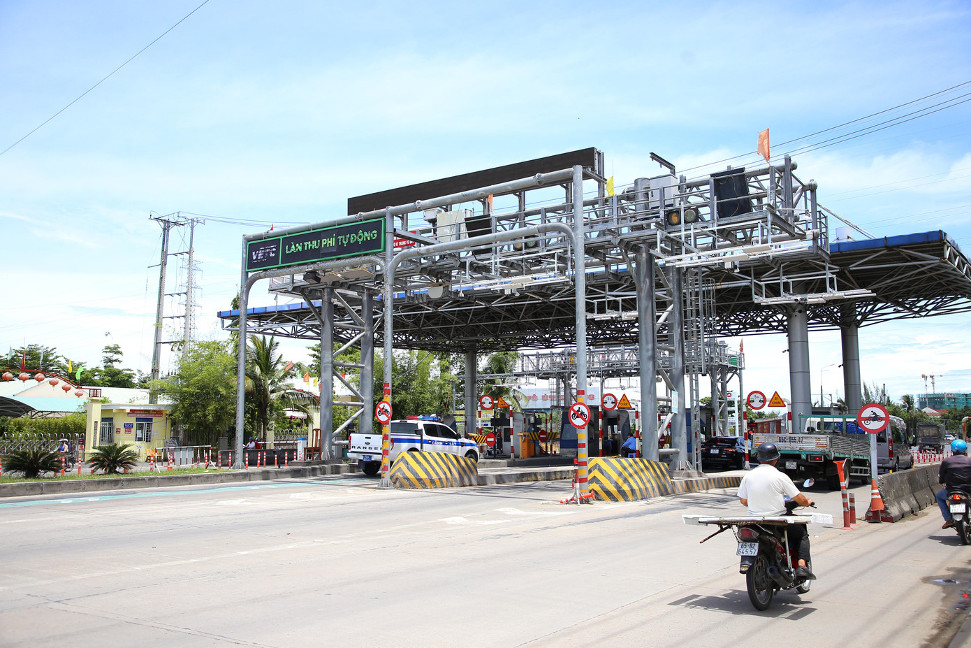Từ 1/8, tất cả xe ô tô đi qua các trạm thu phí trên quốc lộ, cao tốc phải trả phí bằng hình thức điện tử không dừng (ETC). Theo báo cáo của trạm BOT Cần Thơ - Phụng Hiệp, trạm này dành 4 làn thu phí hỗn hợp, 2 làn ETC. Do người dân chưa sử dụng dịch vụ ETC còn khá nhiều.