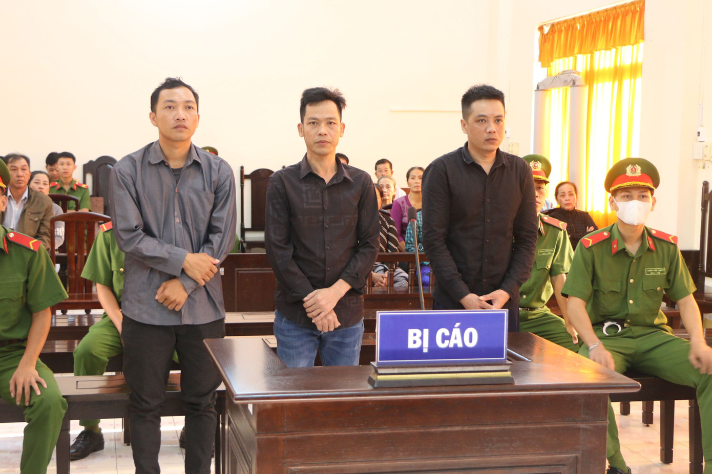 Các bị cáo tại phiên toà.