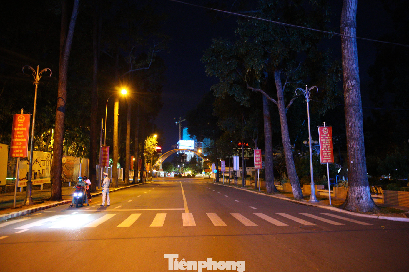 Ngày 1/8, UBND TP Cần Thơ đã có Chỉ thị hoả tốc về việc tăng cường một số biện pháp thực hiện giãn cách xã hội để phòng, chống dịch COVID-19. Theo đó, thành phố sẽ tiếp tục thực hiện giãn cách xã hội theo Chỉ thị 16 đến 0h ngày 16/8. Đồng thời, yêu cầu người dân đang cư trú trên địa bàn tuyệt đối không được tự ý di chuyển ra khỏi thành phố cho đến khi hết thực hiện giãn cách xã hội (trừ trường hợp đặc biệt được chính quyền địa phương cho phép).