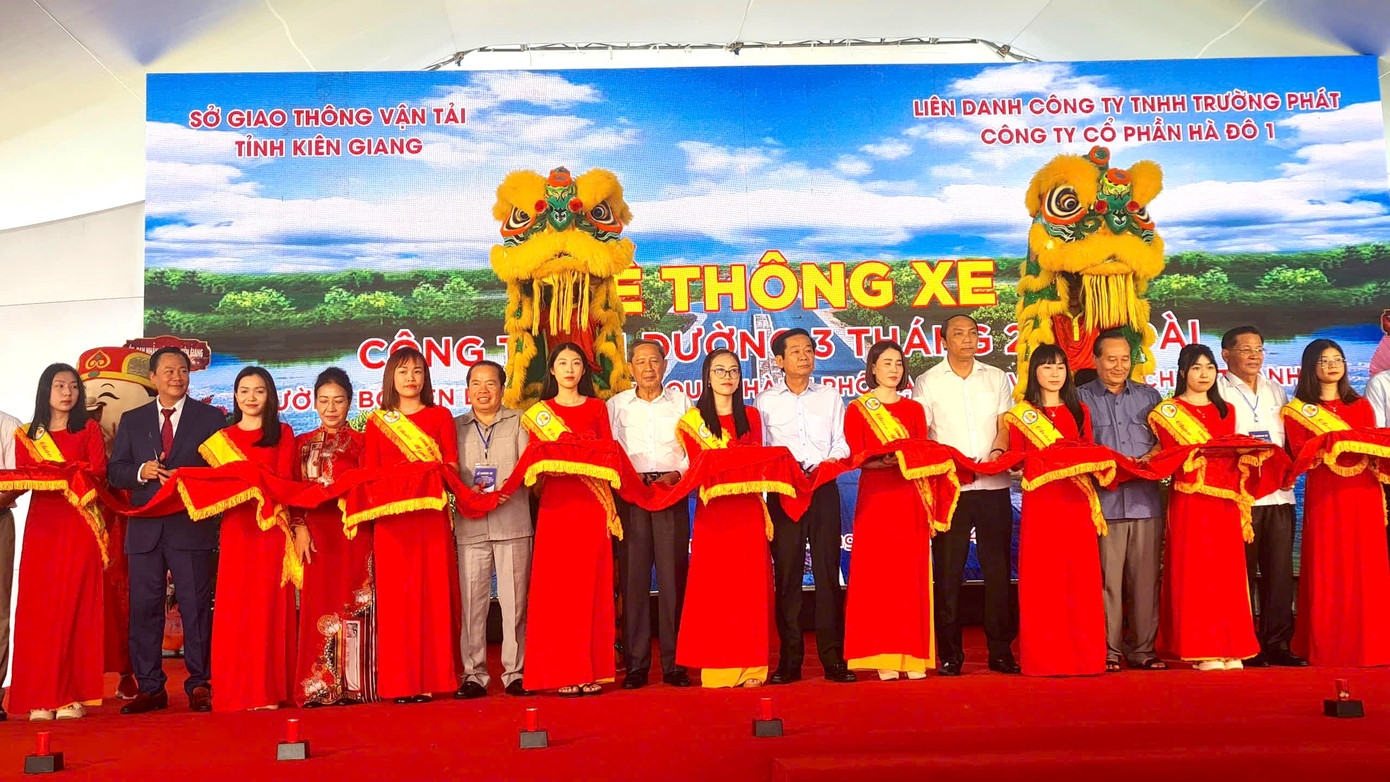 Các đại biểu cắt băng thông xe tuyến đường 3/2 nối dài.