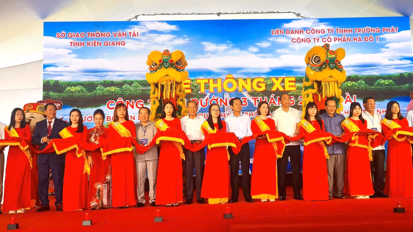 Các đại biểu cắt băng thông xe tuyến đường 3/2 nối dài.