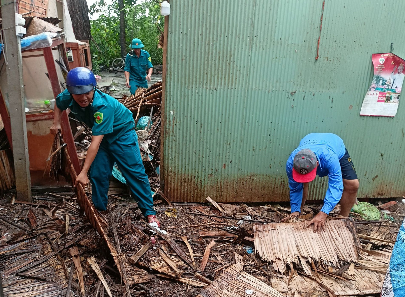 Cán bộ, chiến sĩ giúp người dân khắc phục thiên tai.