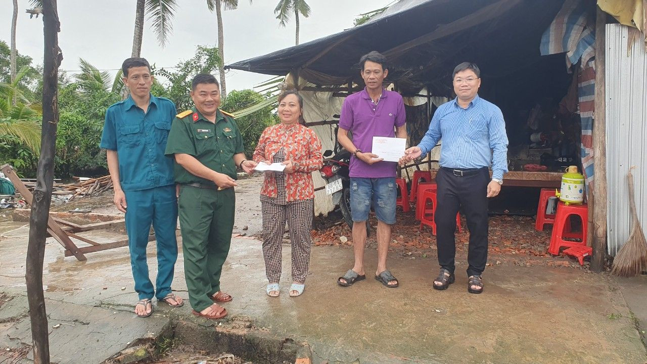 Ban Chỉ huy quận huyện Gò Quao (Kiên Giang) hỗ trợ cho gia đình bị ảnh hưởng bởi thiên tai. Ảnh: PV.