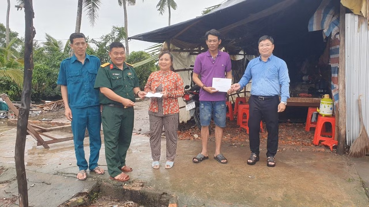 Ban Chỉ huy quận huyện Gò Quao (Kiên Giang) hỗ trợ cho gia đình bị ảnh hưởng bởi thiên tai. Ảnh: PV.