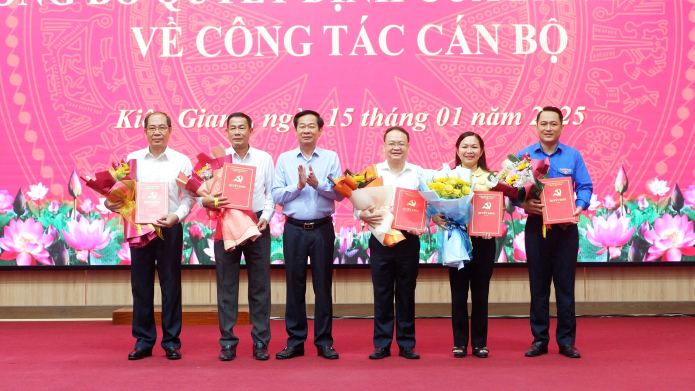 Bí thư Tỉnh uỷ Kiên Giang Đỗ Thanh Bình trao quyết định và tặng hoa cho các cán bộ. Bí thư Tỉnh uỷ Kiên Giang Đỗ Thanh Bình trao quyết định và tặng hoa cho các cán bộ.