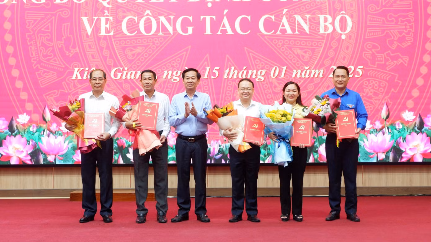 Bí thư Tỉnh uỷ Kiên Giang Đỗ Thanh Bình trao quyết định và tặng hoa cho các cán bộ.