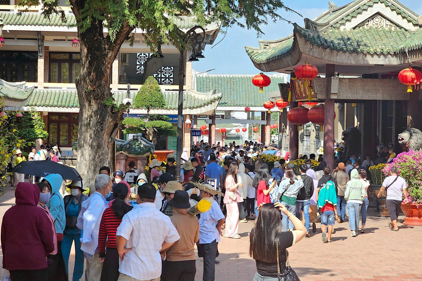 Bên trong khuôn viên miếu người chật kín.