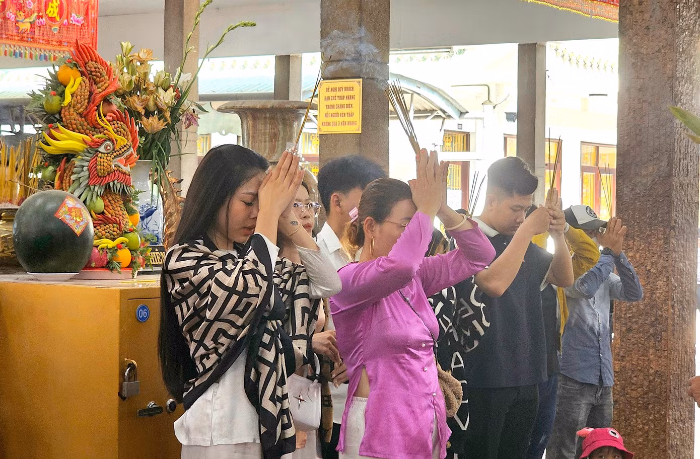 Viếng miếu Bà Chúa Xứ núi Sam ngày đầu năm, du khách cầu mong năm mới bình an, làm ăn phát đạt.