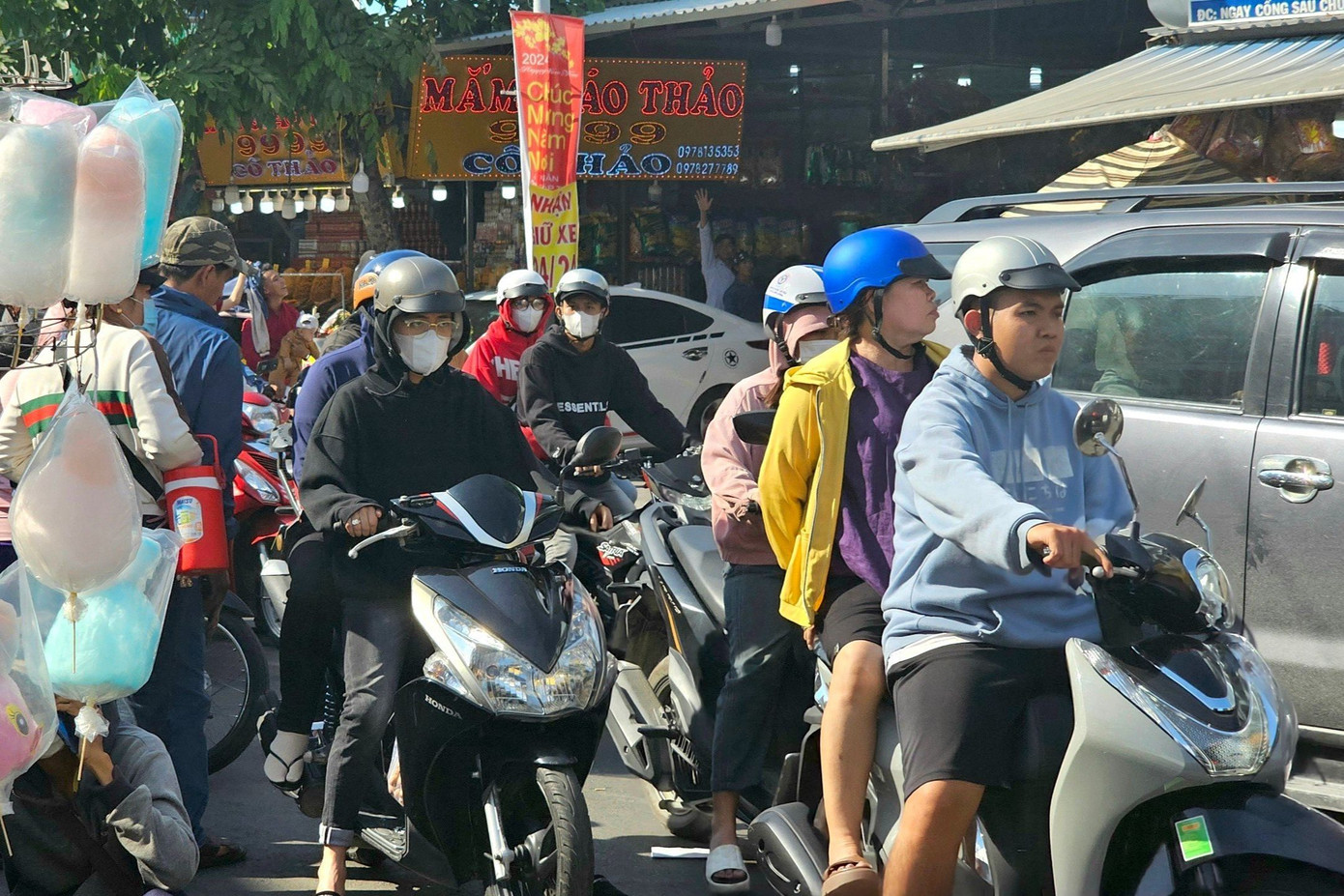 Hàng chục nghìn người từ khắp nơi đổ về khu vực núi Sam, TP. Châu Đốc để tham quan, lễ Bà Chúa Xứ, khiến nhiều tuyến đường dẫn vào khu vực này ùn ứ.