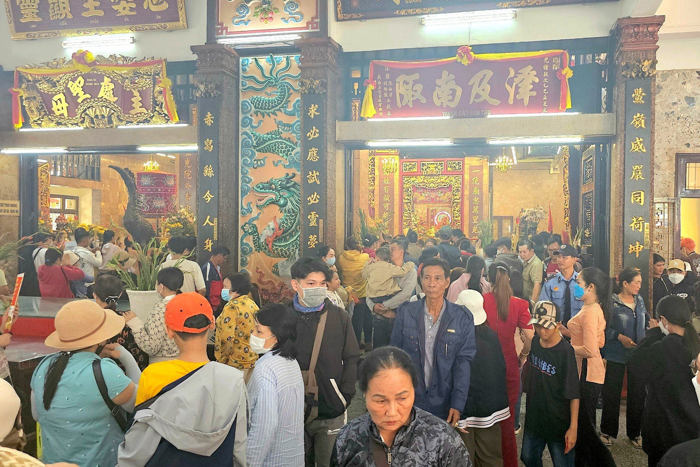 Dòng người chen chúc chờ được vào lễ Bà Chúa Xứ để xin lộc, cầu bình an đầu năm.