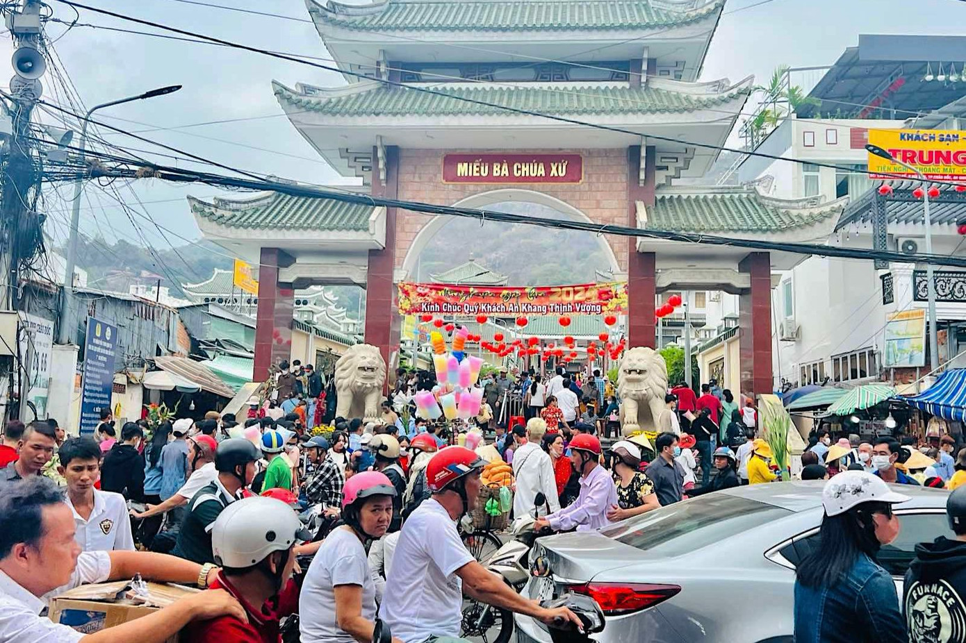 Miếu Bà Chúa Xứ núi Sam. Miếu Bà Chúa Xứ núi Sam.