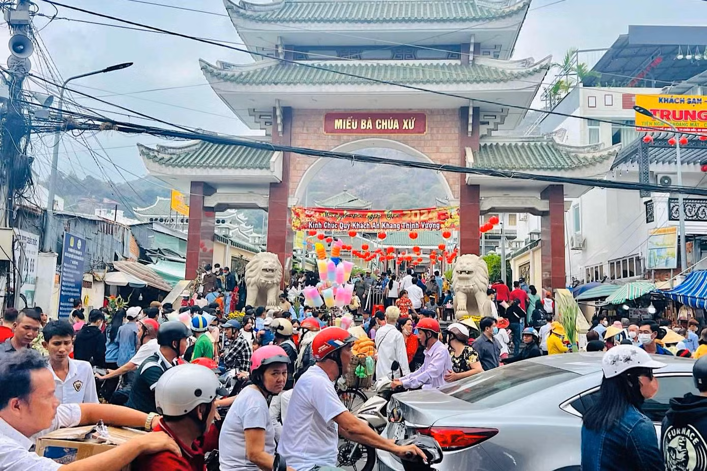 Miếu Bà Chúa Xứ núi Sam.