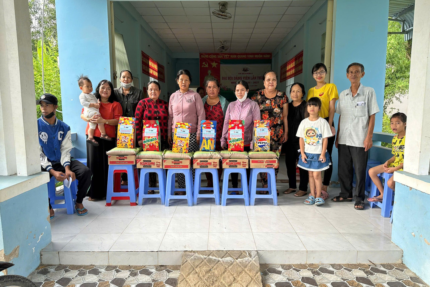 Chị Châu Trần Quỳnh Trang - Chủ nhiệm CLB Chia sẻ yêu thương (áo vàng) gắn bó với công tác thiện nguyện suốt hơn 7 năm qua. Chị Châu Trần Quỳnh Trang - Chủ nhiệm CLB Chia sẻ yêu thương (áo vàng) gắn bó với công tác thiện nguyện suốt hơn 7 năm qua.