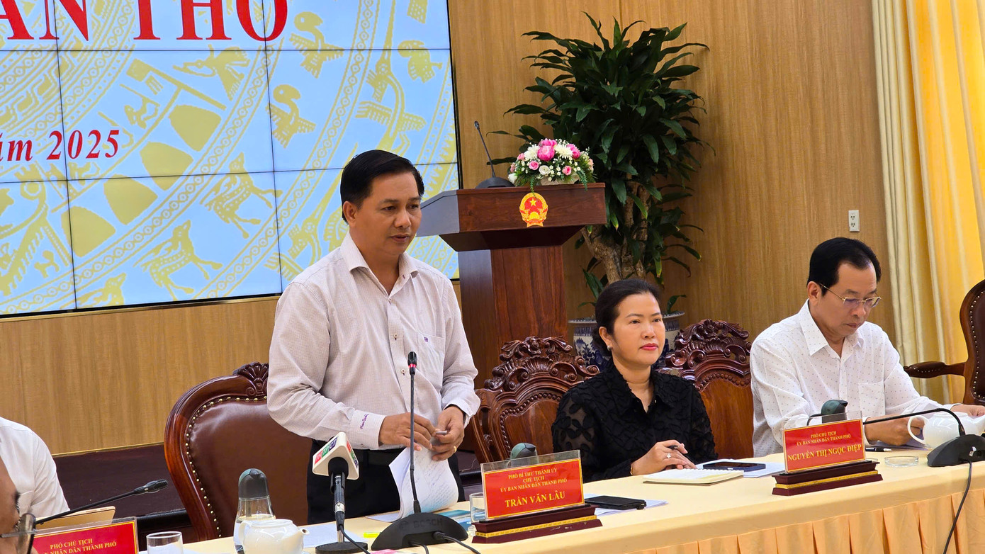 Chủ tịch UBND TP. Cần Thơ - Trần Văn Lâu. Chủ tịch UBND TP. Cần Thơ - Trần Văn Lâu.