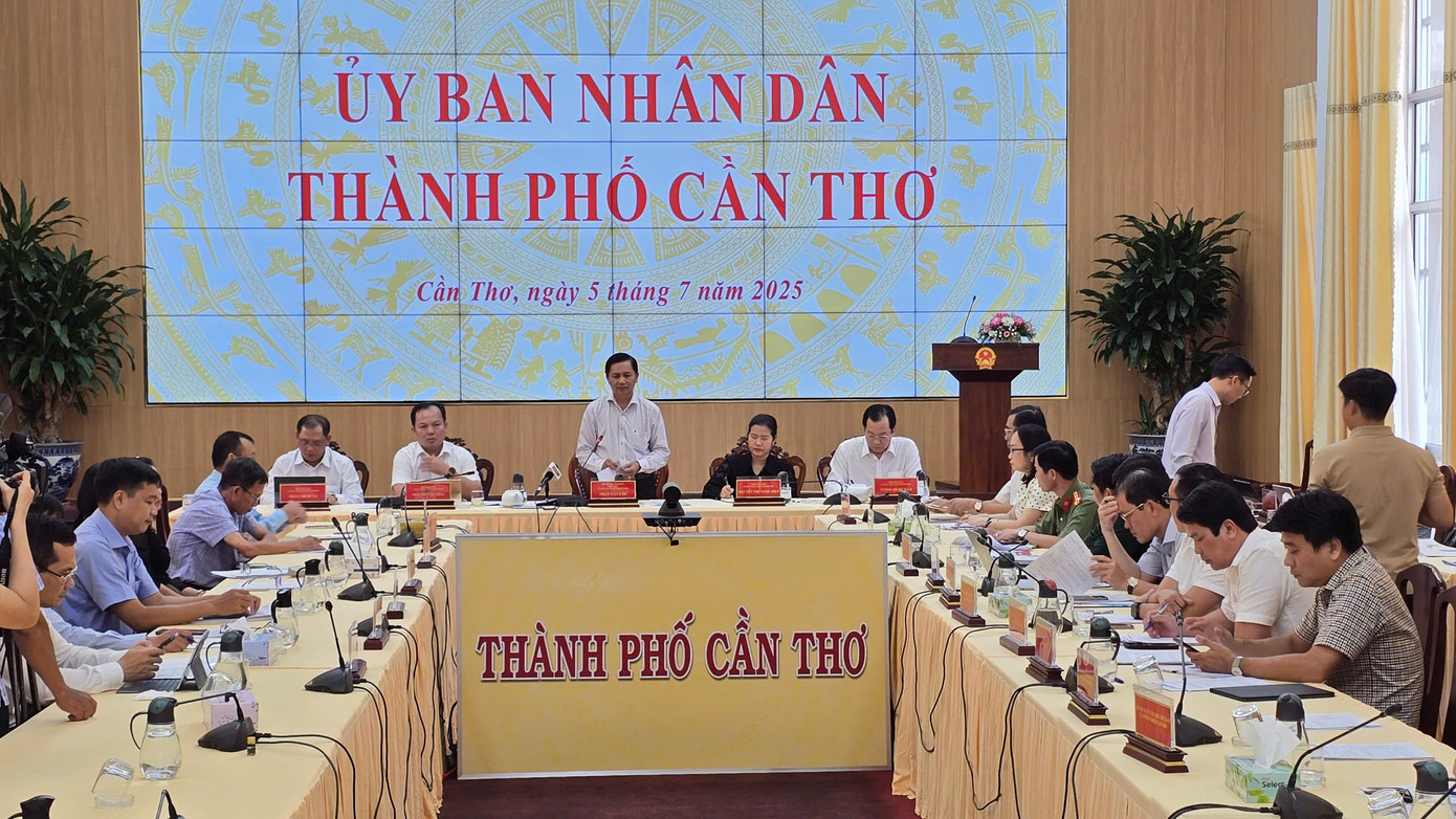 Lãnh đạo UBND TP. Cần Thơ đã có buổi làm việc với lãnh đạo 103 xã, phường sau 1 tuần thực hiện sáp nhập đơn vị hành. Ảnh: Nhật Huy. Lãnh đạo UBND TP. Cần Thơ đã có buổi làm việc với lãnh đạo 103 xã, phường sau 1 tuần thực hiện sáp nhập đơn vị hành. Ảnh: Nhật Huy.