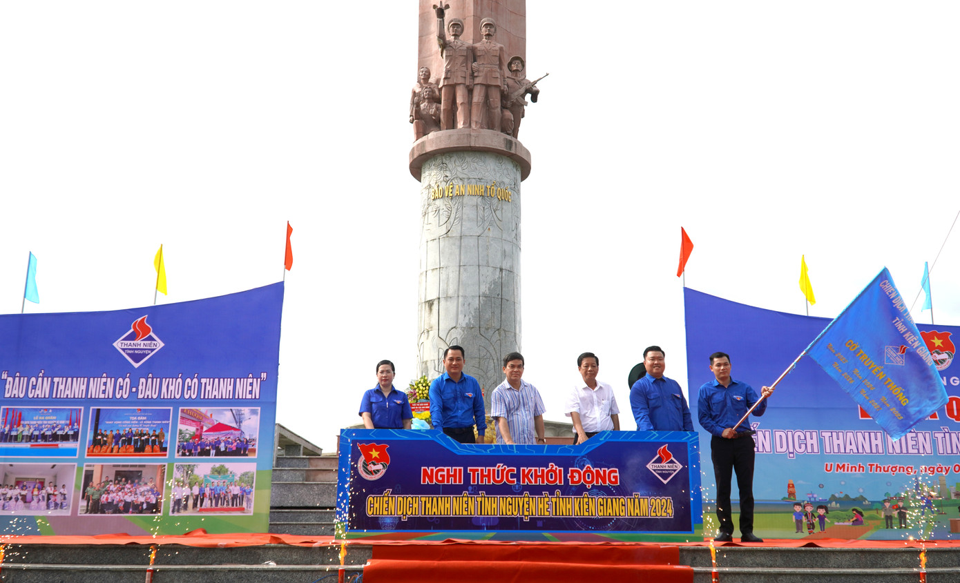 Các đại biểu thực hiện nghi thức ra quân chiến dịch Thanh niên tình nguyện hè. Các đại biểu thực hiện nghi thức ra quân chiến dịch Thanh niên tình nguyện hè.