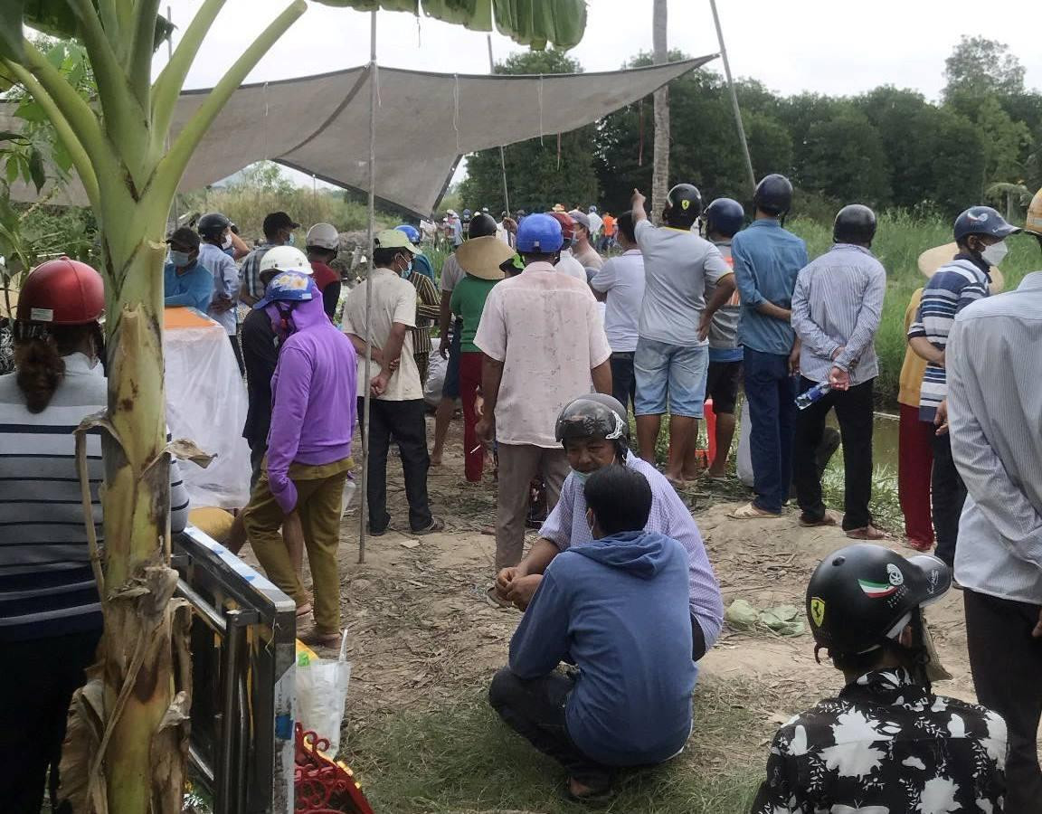 Người dân hiếu kỳ kéo đến xem vụ việc.