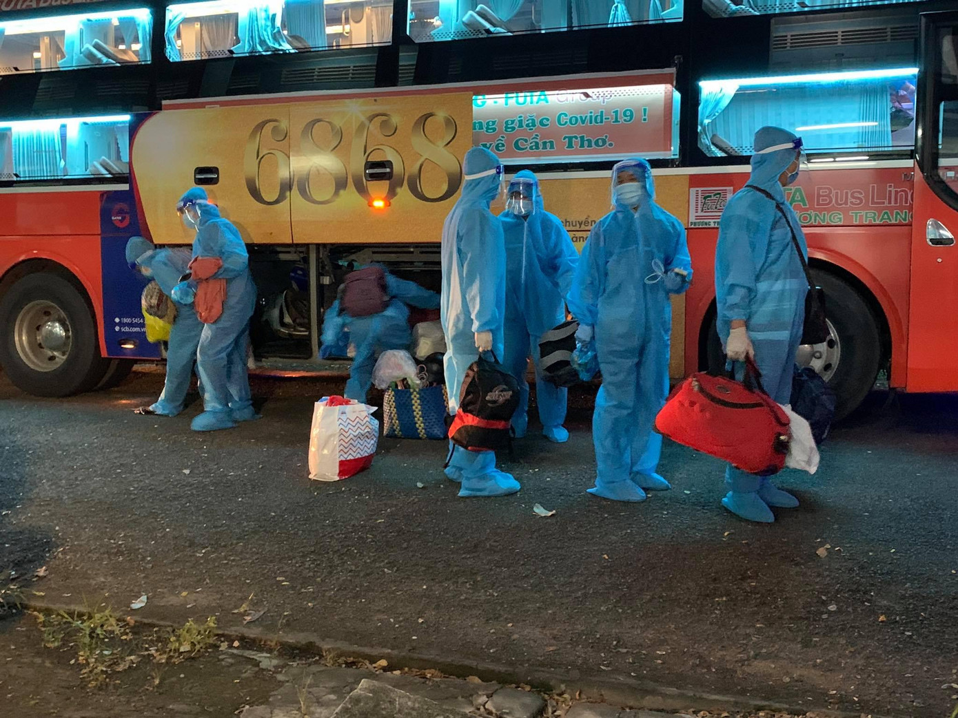 Khi đến Bến xe Miền Tây (TP. HCM), CDC Cần Thơ thực hiện lấy mẫu xét nghiệm COVID-19 cho người dân. Đồng thời, lập danh sách những trường hợp có kết quả dương tính để báo cơ quan y tế địa phương điều trị. Những trường hợp có kết quả xét nghiệm âm tính được đưa lên xe về Cần Thơ và đưa vào khu cách ly tập trung 14 ngày, tại khu ký túc xá (khu A) của Trường đại học Cần Thơ. Khi đến Bến xe Miền Tây (TP. HCM), CDC Cần Thơ thực hiện lấy mẫu xét nghiệm COVID-19 cho người dân. Đồng thời, lập danh sách những trường hợp có kết quả dương tính để báo cơ quan y tế địa phương điều trị. Những trường hợp có kết quả xét nghiệm âm tính được đưa lên xe về Cần Thơ và đưa vào khu cách ly tập trung 14 ngày, tại khu ký túc xá (khu A) của Trường đại học Cần Thơ.