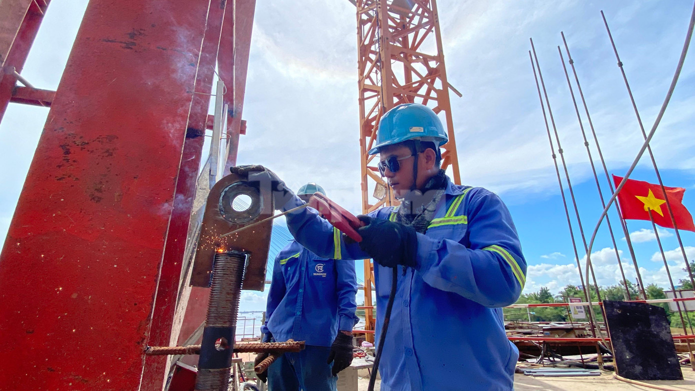 Cầu Mỹ Thuận 2 cách cầu Mỹ Thuận hiện hữu 350m về phía thượng lưu.