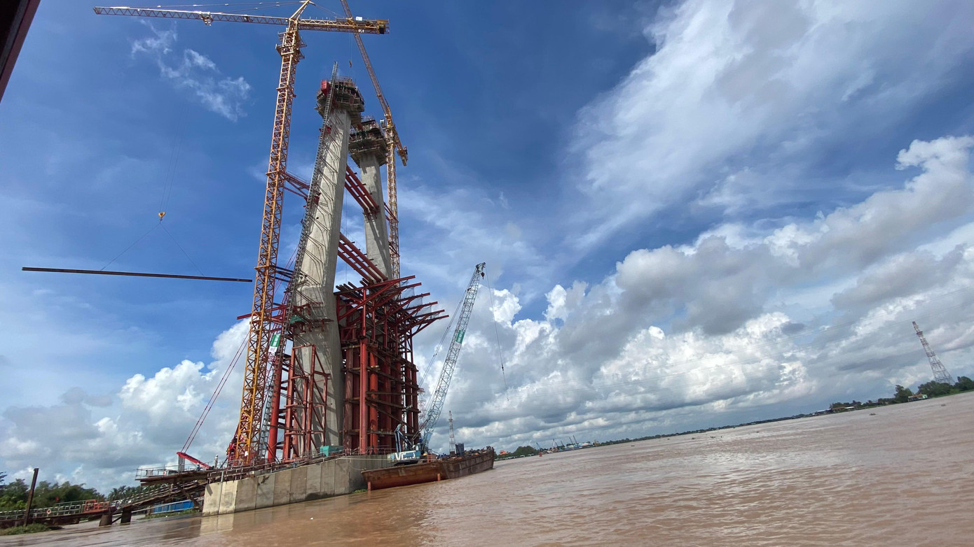 Kỹ sư phụ trách khối đúc dầm K1, nhà thầu Trung Nam E&amp;C thông tin: "Chiều qua, khi đang tiến hành kiểm tra sàn công tác thì bất ngờ sàn bị rung lắc mạnh khiến 3 người rơi xuống sông, có 2 người biết bơi nên được tàu của đơn vị thi công vớt lên an toàn. Riêng anh C. không biết bơi nên bị chìm, mất tích".