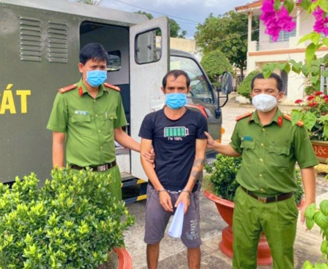 An bị bắt tạm giam để điều tra về hành vi chống người thi hành công vụ. Ảnh: Công an Trà Vinh.