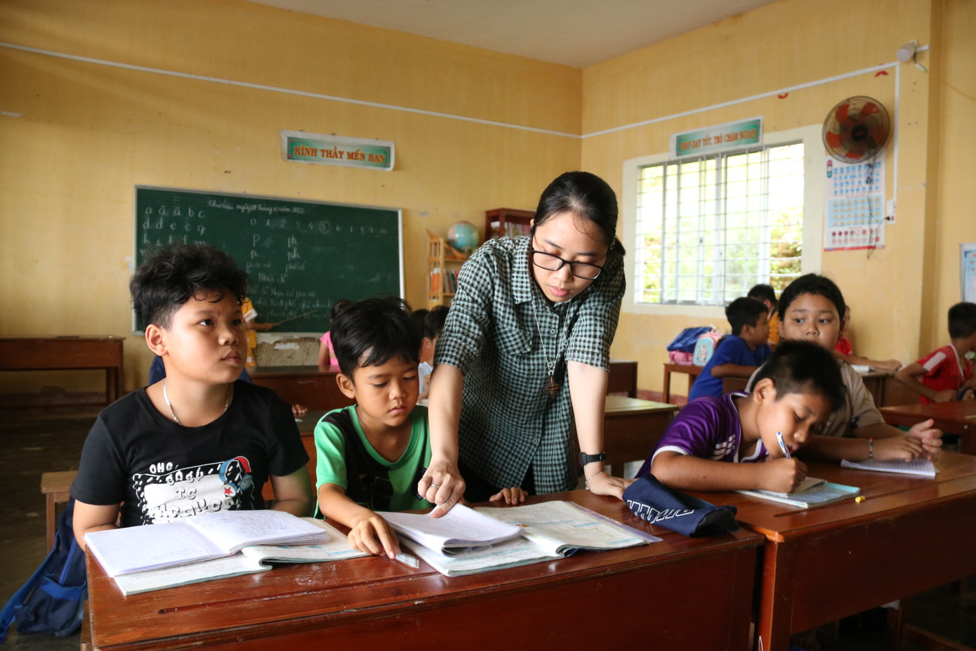 Cô Ngô Thị Thùy dạy học trên điểm lẻ Hòn Giang.