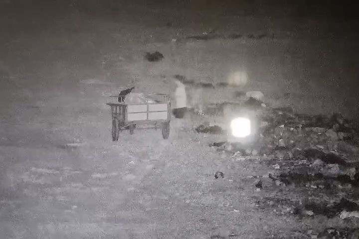 Người đàn ông xả rác thải tại sân bay cũ. (Ảnh cắt từ clip)