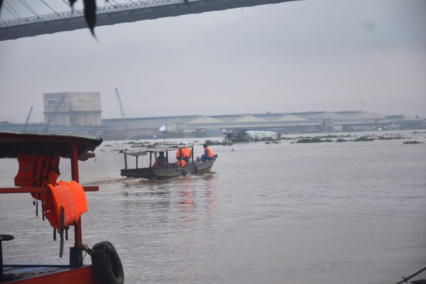 Trắng đêm, lực lượng cứu hộ tìm kiếm thi thể nạn nhân mất tích.