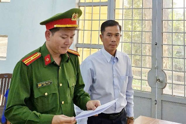 Cơ quan điều tra tống đạt quyết định khởi tố bị can Châu Đông Trung. Cơ quan điều tra tống đạt quyết định khởi tố bị can Châu Đông Trung.