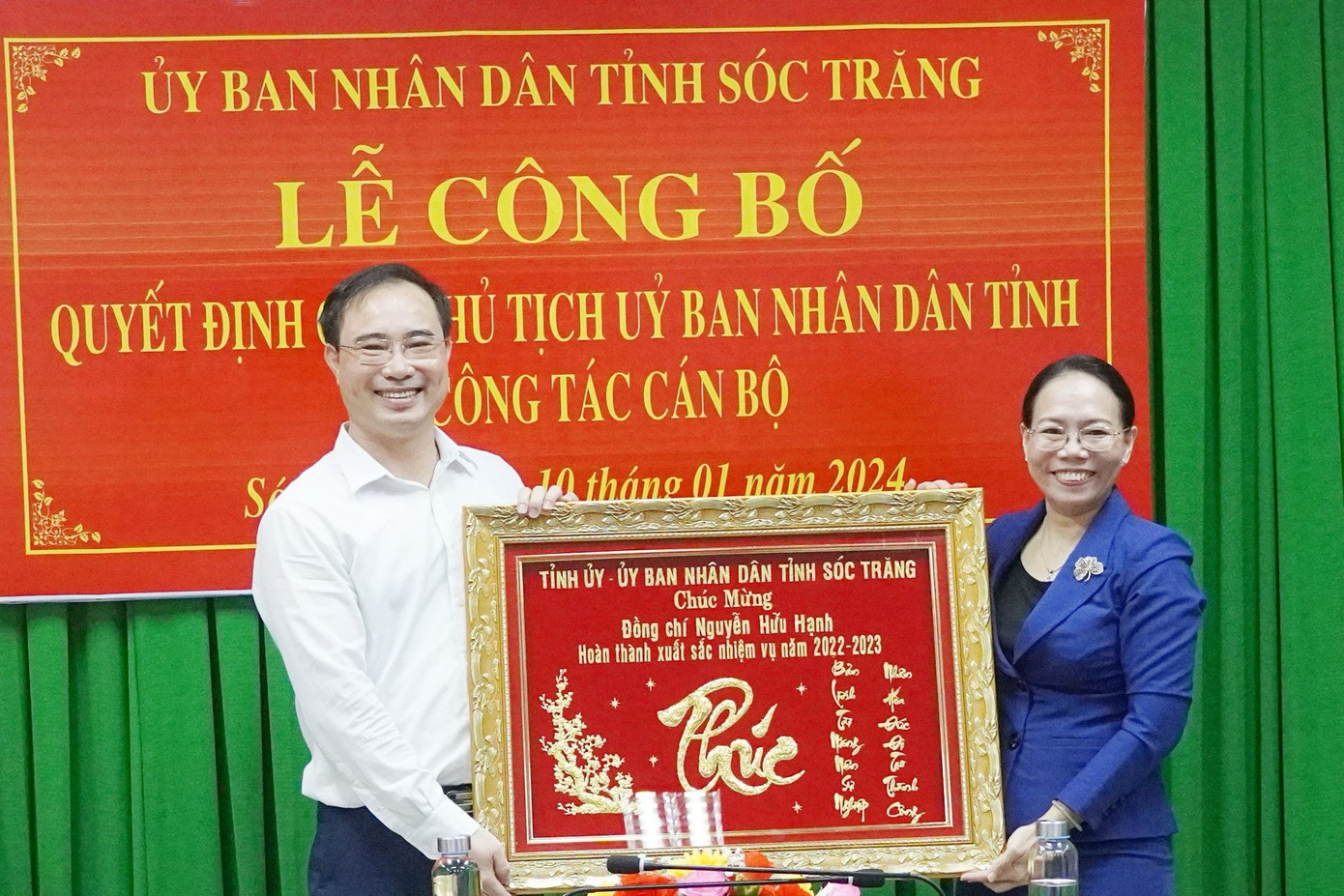 Bà Huỳnh Thị Diễm Ngọc chúc mừng ông Nguyễn Hữu Hạnh hoàn thành nhiệm vụ. Bà Huỳnh Thị Diễm Ngọc chúc mừng ông Nguyễn Hữu Hạnh hoàn thành nhiệm vụ.